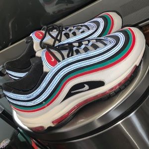 Like new Nike sneakers . Only been worn twice